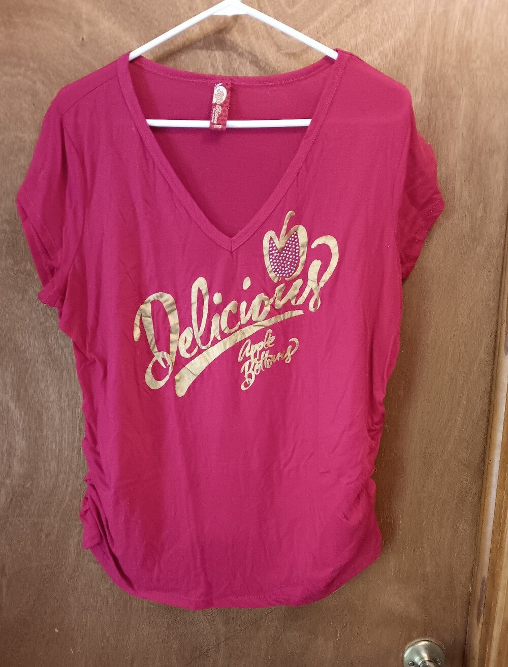 Apple Bottoms Women's V-Neck Tee in Magenta with Gold Graphic